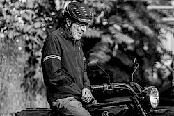 (c) Kris Verdonck vangt Walter Swennen op Bizet Bizar, juli 2023.